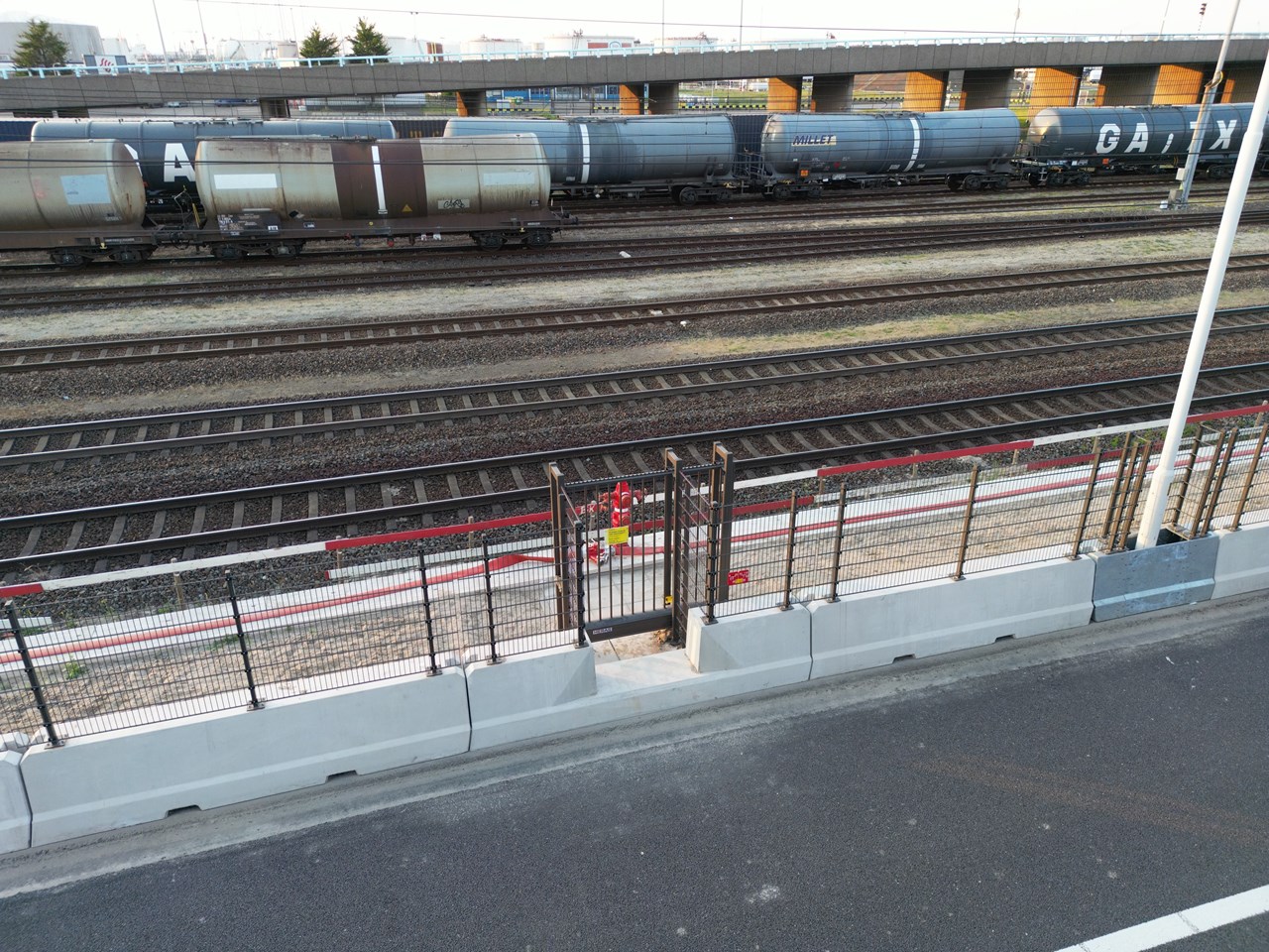 Betonbarrier Hekwerk Poort Brandkraan Kabelkoker FA Betonbarrier Hekwerk Poort Brandkraan Kabelkoker FA