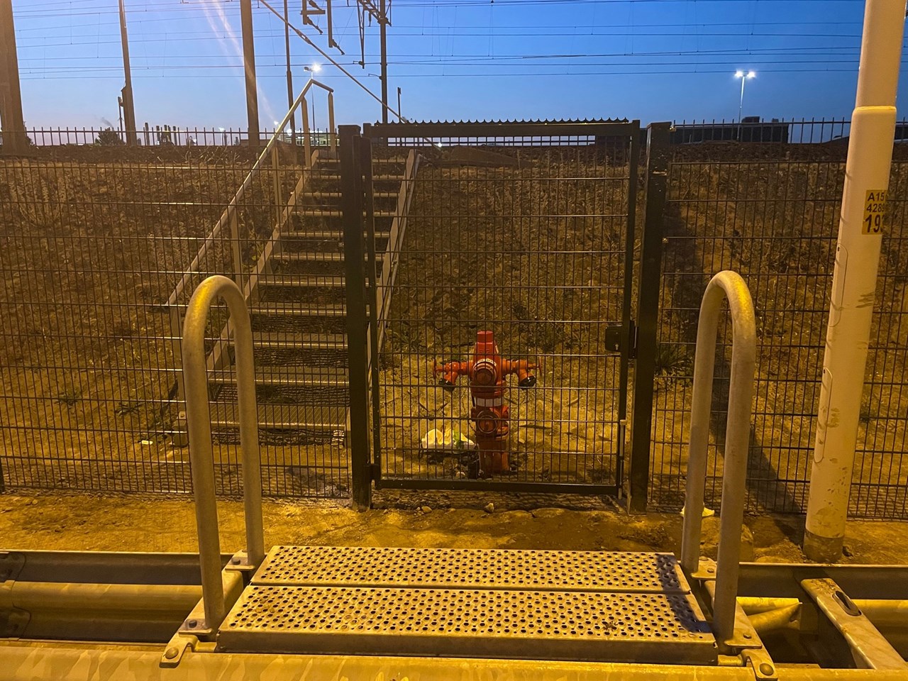 Taludtrap Hekwerk Looppoort Brandkraan Noodtrap Op Geleidedrail Taludtrap Hekwerk Looppoort Brandkraan Noodtrap Op Geleidedrail